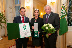 LH-Stv. Michael Schickhofer (l.) und LH Hermann Schützenhöfer (r.) überreichten im Weißen Saal der Grazer Burg das Große Goldene Ehrenzeichen des Landes Steiermark mit dem Stern an Bettina Vollath (M.).