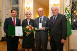 LH-Stv. Michael Schickhofer und LH Hermann Schützenhöfer überreichten Gunter Griss das Große Goldene Ehrenzeichen des Landes Steiermark.