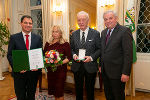 LH-Stv. Michael Schickhofer und LH Hermann Schützenhöfer überreichten Nikolaus Hermann das Große Goldene Ehrenzeichen des Landes Steiermark.