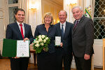 LH-Stv. Michael Schickhofer und LH Hermann Schützenhöfer überreichten Christa Neuper das Große Goldene Ehrenzeichen des Landes Steiermark.