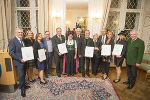 Verleihung der Josef Krainer-Heimatpreise 2019 im Weißen Saal der Grazer Burg: Gerhard Draxler, Christine Rues, Tanja Baumgartinger und Manfred Koch (beide Theatercafé), Manfred und Heidi Tement, Gerald Schöpfer, Rudolf und Anna Prates (beide Mariagrüner Kindertheater), Klaus Poier, Angelika Ertl-Marko, Karin Krahl-Wichmann und LH Hermann Schützenhöfer (v.l.). © Foto: Land Steiermark/Foto Fischer; Verwendung bei Quellangabe honorarfrei