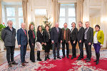 Vertreterinnen und Vertreter der "Holzwelt Murau" überbrachten der Landesregierung einen Christbaum. © Bild: steiermark.at/Jesse Streibl; Verwendung bei Quellenangabe honorarfrei Vertreterinnen und Vertreter der "Holzwelt Murau" überbrachten der Landesregierung einen Christbaum.