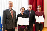 LH Hermann Schützenhöfer (3.v.l.) und der Geschäftsführende Sekretär der Historischen Landeskommission Wernfried Hofmeister (v.l.) überreichten Barbara Stelzl-Marx und Heimo Halbrainer (r.) ihre Dekrete. © steiermark.at/Streibl; bei Quellenangabe honorarfrei