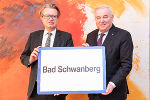 Landeshauptmann Hermann Schützenhöfer und Landesrat Christopher Drexler freuen sich über den zehnten steirischen Bäderkurort Bad Schwanberg. © steiermark.at/Streibl; bei Quellenangabe honorarfrei