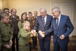 LH-Stv. Anton Lang und LH Hermann Schützenhöfer (v.r.) nahmen das Friedenslicht entgegen. © Bilder: Land Steiermark/Foto Fischer; Verwendung bei Quellenangabe honorarfrei LH-Stv. Anton Lang und LH Hermann Schützenhöfer (v.r.) nahmen das Friedenslicht entgegen.
