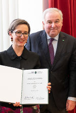 LH Hermann Schützenhöfer überreichte Barbara Stelzl-Marx unlängst auch das Dekret über die Mitgliedschaft in der Historischen Landeskommission für Steiermark. © steiermark.at/Streibl; Nutzung bei Quellenangabe honorarfrei
