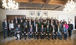 Die Teilnehmerinnen und Teilnehmer des Arbeitsgesprächs in Bad Ischl mit LR Christopher Drexler und LH Thomas Stelzer (vorne sitzend in der Mitte) sowie unter anderem den steirischen Bürgermeistern Franz Frosch, Klaus Neuper und Gerald Loitzl. Die Teilnehmerinnen und Teilnehmer des Arbeitsgesprächs in Bad Ischl mit LR Christopher Drexler und LH Thomas Stelzer (vorne sitzend in der Mitte) sowie unter anderem den steirischen Bürgermeistern Franz Frosch, Klaus Neuper und Gerald Loitzl.