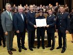Ministerialrat Norbert Leitner, Landeshauptmann Hermann Schützenhöfer, Oberst Rupert Gruber mit Absolventin Anna Lea Ellmer und Landespolizeidirektor Gerald Ortner sowie General Reinhard Schnakl (v.l.). © LPD/Makowecz; Nutzung bei Quellenangabe honorarfrei