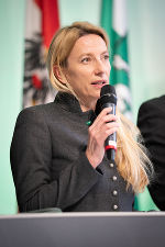 Gesundheitslandesrätin Juliane Bogner-Strauß appelliert an die steirische Bevölkerung, Besuche von Angehörigen in Krankenhäusern und Pflegeeinrichtungen zu unterlassen.