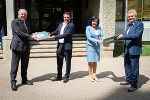 Laptopübergabe mit Abstand: LH Hermann Schützenhöfer, Michael Habjanic (Direktor der Sportmittelschule Graz Brucknerstraße), Bildungsdirektorin Elisabeth Meixner und LH-Stv. Anton Lang (v.l.)