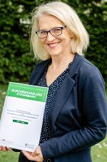 Gleichbehandlungsbeauftragte Sabine Schulze-Bauer mit ihrem aktuellen Tätigkeitsbericht