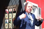 LH Hermann Schützenhöfer enthüllte die Büste von Reinhold Purr im Beisein zahlreicher Wegbegleiter © Fotos:: Alois Rumpf ; bei Quellenangabe honorarfrei LH Hermann Schützenhöfer enthüllte die Büste von Reinhold Purr im Beisein zahlreicher Wegbegleiter