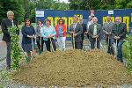 Spatenstich in Kirchberg: LR Ursula Lackner (4.v.l.) gab gemeinsam mit NAbg. Agnes Totter (2.v.l.), LAbg. Cornelia Schweiner (5.v.l.), Bgm. Helmut Ofner (M.) und Alfred Primschitz (4.v.r.) grünes Licht für die Baustelle an der L 202.