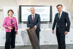 Landesrätin Ursula Lackner, Landesrat Hans Seitinger und Joanneum Research LIFE-Direktor Franz Prettenthaler mit einem Frostofen zur Bekämpfung von Spätfrostschäden. Landesrätin Ursula Lackner, Landesrat Hans Seitinger und Joanneum Research LIFE-Direktor Franz Prettenthaler mit einem Frostofen zur Bekämpfung von Spätfrostschäden.