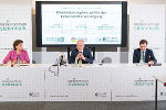 Lackner, Seitinger und Prettenthaler (v.l.) präsentierten die Ergebnisse des Masterplan Klimarisikomanagement Landwirtschaft. © Land Steiermark/Streibl; bei Quellenangabe honorarfrei Lackner, Seitinger und Prettenthaler (v.l.) präsentierten die Ergebnisse des Masterplan Klimarisikomanagement Landwirtschaft.