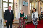 LH Hermann Schützenhöfer und LR Doris Kampus überreichten Erika Haring für ihre Verdienste um das Sensenwerk Deutschfeistritz das Große Ehrenzeichen des Landes Steiermark. ©      