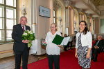 Der längstdienenden Kinderdorfmutter der Steiermark, Renate Bayer wurde das Goldene Ehrenzeichen des Landes Steiermark überreicht.