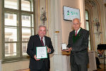 LH Hermann Schützenhöfer überreichte Rudolf Schaur für sein Engagement als internationaler Forscher das Goldene Ehrenzeichen. LH Hermann Schützenhöfer überreichte Rudolf Schaur für sein Engagement als internationaler Forscher das Goldene Ehrenzeichen.
