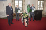Landeshauptmann Hermann Schützenhöfer verlieh unter anderem Martin Auer, Eva Kauch und Klaus Bartelmuss (v.l.) Ehrenzeichen des Landes Steiermark. © Land Steiermark/Foto Fischer; bei Quellenangabe honorarfrei