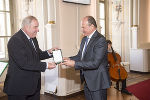 Der Industrielle und Musikmanager Klaus Bartelmuss wurde für seine Verdienste mit dem Großen Ehrenzeichen des Landes Steiermark geehrt.
