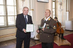 Ehren-Abschnittsbrandinspektor Josef Grill wurde für seine Verdienste um das Feuerwehr- und Rettungswesen mit dem Goldenen Ehrenzeichen des Landes Steiermark gewürdigt.