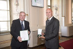 Für seine Verdienste um den steirischen Tourismus wurde der langjährige Geschäftsführer der Therme Loipersdorf, Wolfgang Riener mit dem Goldenen Ehrenzeichen ausgezeichnet.
