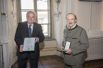 LH Hermann Schützenhöfer überreichte dem Autor und Publizist Karl-Albrecht Kubinzky das Große Ehrenzeichen des Landes Steiermark © Foto: Land Steiermark/Foto Fischer; bei Quellenangabe honorarfrei LH Hermann Schützenhöfer überreichte dem Autor und Publizist Karl-Albrecht Kubinzky das Große Ehrenzeichen des Landes Steiermark