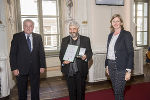 LH Hermann Schützenhöfer und LR Barbara Eibinger-Miedl überreichten dem langjährigen Leiter der Kulturvermittlung Steiermark Max Aufischer das Ehrenzeichen des Landes Steiermark für Wisschenschaft, Forschung und Kunst