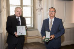 Das Große Ehrenzeichen des Landes Steiermark überreichte LH Hermann Schützenhöfer dem Grazer Arzt Anton Berger