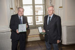 Der Steuerberater Gerhard Gaedke bekam das Große Ehrenzeichen des Landes Steiermark von LH Hermann Schützenhöfer überreicht.