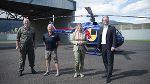 LR Christopher Drexler (r.) und Verteidigungsministerin Klaudia Tanner (2.v.r.) bei ihrem Besuch am Fliegerhorst Hinterstoisser. © Bild: HBF/Pusch; Verwendung bei Quellenangabe honorarfrei