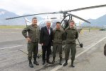 LH Schützenhöfer (2.v.l.) bei einem Besuch des Fliegerhorst Aigen (Archivbild).