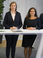Die Landesrätinnen Barbara Eibinger-Miedl und Doris Kampus (v.l.) sicher den betroffenen Mitarbeiterinnen und Mitarbeitern der voestalpine Unterstützung zu.