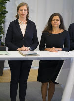 Die Landesrätinnen Barbara Eibinger-Miedl und Doris Kampus (v.l.) sicher den betroffenen Mitarbeiterinnen und Mitarbeitern der voestalpine Unterstützung zu. © Land Steiermark; bei Quellenangabe honorarfrei