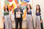 Die steirischen Weinhoheiten Katrin I, Lisa und Beatrix (v.l.) überreichten LH Hermann Schützenhöfer einen Dreierkarton vom Hoheiten-Wein   ©      
