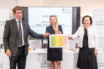 LR Juliane Bogner-Strauß (Mitte) präsentierte gemeinsam mit Bildungsdirektorin Elisabeth Meixner und Reinhold Kerbl, Vorstand der Abteilung für Kinder- und Jugendheilkunde am LKH Hochsteiermark/Leoben den Maßnahmenplan für die Bildungseinrichtungen. LR Juliane Bogner-Strauß (Mitte) präsentierte gemeinsam mit Bildungsdirektorin Elisabeth Meixner und Reinhold Kerbl, Vorstand der Abteilung für Kinder- und Jugendheilkunde am LKH Hochsteiermark/Leoben den Maßnahmenplan für die Bildungseinrichtungen.