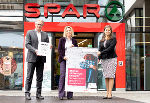 SPAR Steiermark-Geschäftsführer Christoph Holzer, Marina Sorgo (Gewaltschutzzentrum) und Soziallandesrätin Doris Kampus (v.l.) bei der Präsentation der Gewaltschutzkampagne, die ab Montag in allen SPAR Steiermark-Filialen fortgesetzt wird. © Bild: Land Steiermark/Peter Drechsler; Verwendung bei Quellenangabe honorarfrei