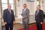LH Hermann Schützenhöfer und KO Hannes Schwarz verliehen Wolfgang Muchitsch (m.) den Berufstitel „Professor“. © Fotos: Land Steiermark/Foto Fischer; Nutzung bei Quellenangabe honorarfrei