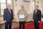 LH Hermann Schützenhöfer verlieh Dietmar Bayer für seine großen Verdienste im Bereich der Medizin den Berufstitel „Professor“.