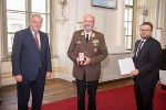 LH Hermann Schützenhöfer überreichte Johann Hönigschnabl das „Silberne Ehrenzeichen für Verdienste um die Republik Österreich“ für sein Wirken in der Freiwilligen Feuerwehr.