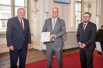 Mit dem Berufstitel „Regierungsrat“ wurde Gerhard Kahr von LH Hermann Schützenhöfer für sein großartiges Wirken im Landesdienst.