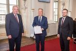 Kurt Kratzer wurde von LH Hermann Schützenhöfer mit dem Berufstitel „Baurat h.c.“ für sein Engagement in der Kammer für ZiviltechnikerInnen ausgezeichnet.