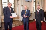LH Hermann Schützenhöfer ehrte Marko Joseph für seine Verdienste in der Wissenschaft mit dem „Österreichischen Ehrenkreuz für Wissenschaft und Kunst 1. Klasse“.