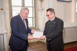 LH Hermann Schützenhöfer würdigte Helfried Ogrisek für seine Verdienste im Landesdienst mit dem Berufstitel „Regierungsrat“.