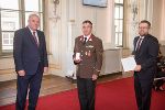 Die „Goldene Medaille für Verdienste um die Republik Österreich“ überreichte LH Hermann Schützenhöfer an Eduard Reinbacher für seinen Einsatz für die Freiwillige Feuerwehr.