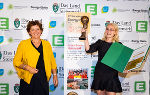 LR Ursula Lackner gratulierte Amelie Steiner (Maturaballkomitee der 8aw des BG/BRG Leibnitz) zum "Goldenen Ticket" für den internationalen Energy Globe Styria Award