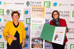 Kategorie Forschung: LRin Ursula Lackner gratuliert Bernadette Karner (Weizer Energie- Innovations- Zentrum GmbH) zum Energy Globe Styria Award