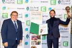 Kategorie Anwendung: Martin Graf (Vorstandsdirektor der Energie Steiermark) gratulierte Robert Potocsnyek (ISTmobil GmbH) zum Energy Globe Styria Award