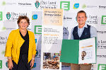 Kategorie Kampagne: LRin Ursula Lackner gratulierte Christopher Lindmayr (Stadt Graz, Umweltamt) zum Energy Globe Styria Award