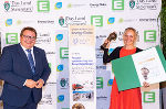 Kategorie weltweit: Martin Graf (Vorstandsdirektor der Energie Steiermark) gratulierte Angela Thaller (Redwave) zum Energy Globe Styria Award)